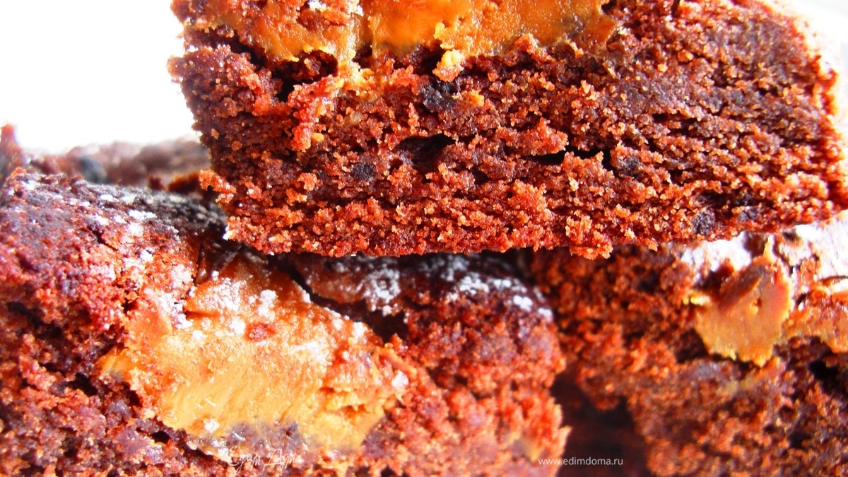 Шоколадный пирог с карамелью