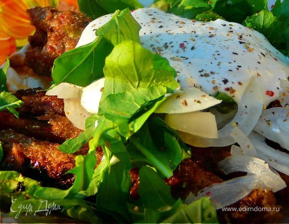 Кебабы с фисташками на лаваше с салатом, на углях