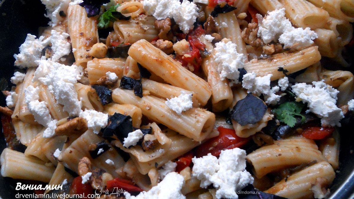 Паста с баклажанами, фетой и грецкими орехами