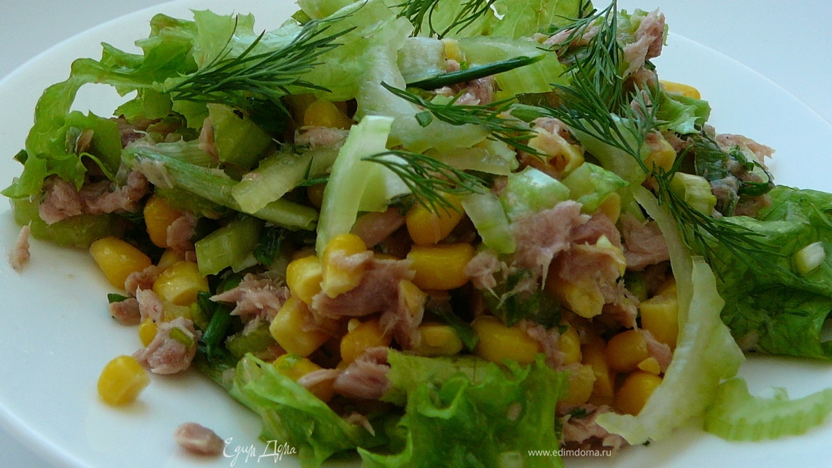 Салат "Весенний" с сельдереем, черемшой и тунцом