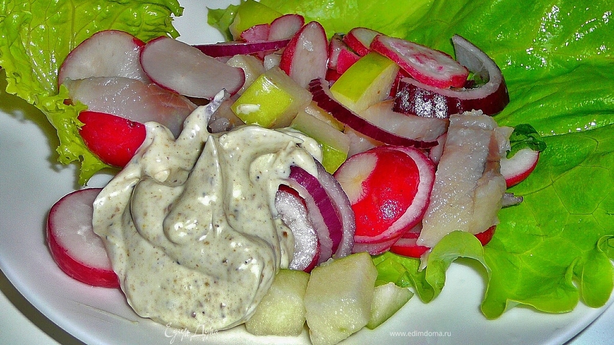 Салат с сельдью, редисом и яблоком