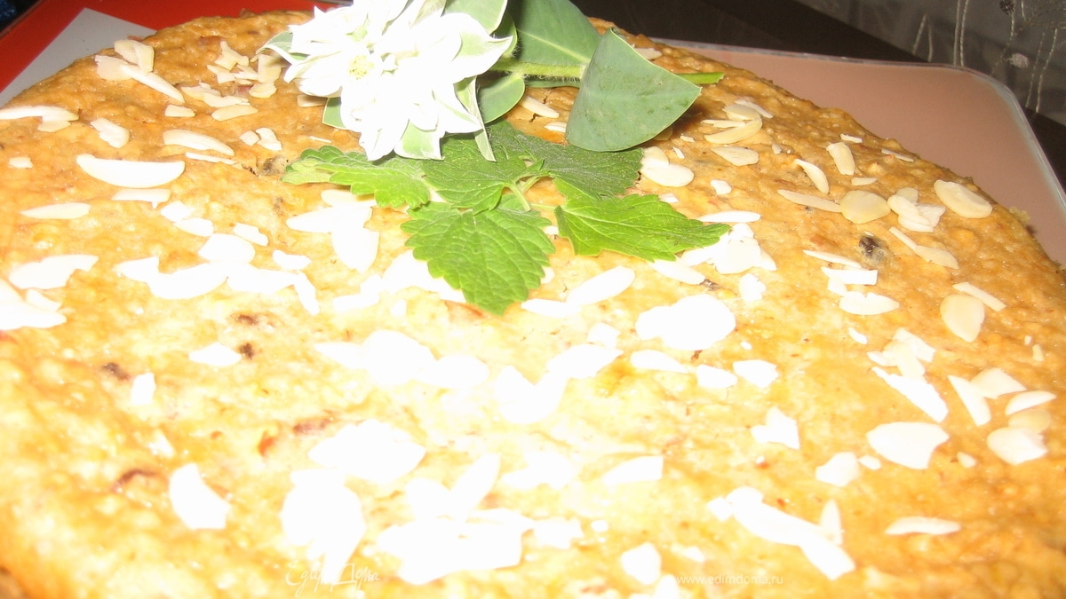 Пирог с яблоками, изюмом и миндалем