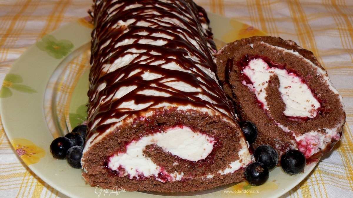 Шоколадный рулет со сливками и смородиной