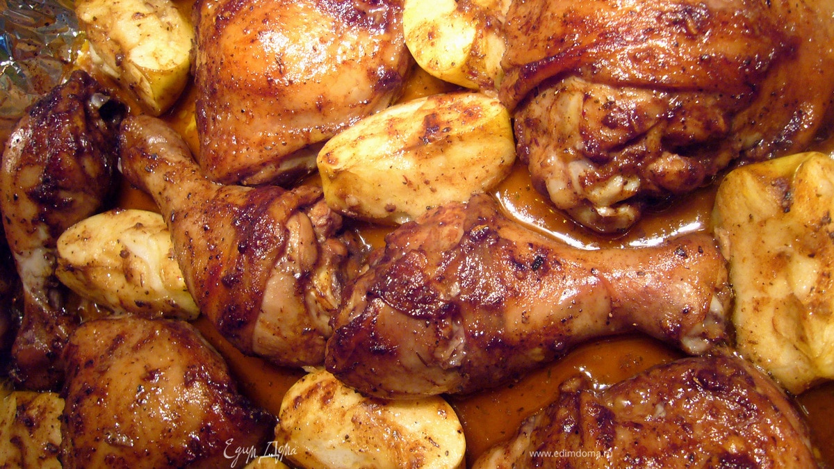 Курица под пряным маринадом, запеченная с яблоками