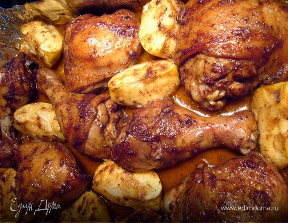 Курица под пряным маринадом, запеченная с яблоками Курица под пряным маринадом, запеченная с яблоками