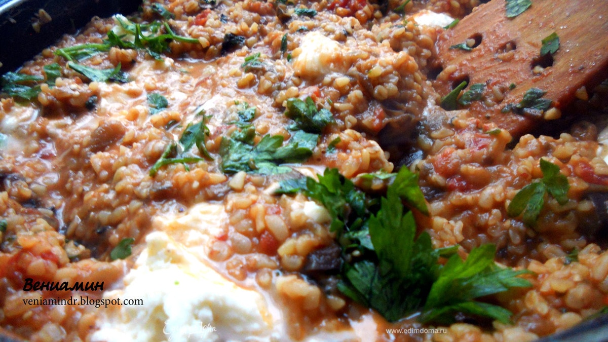 Булгур с баклажанами, томатами и моцареллой