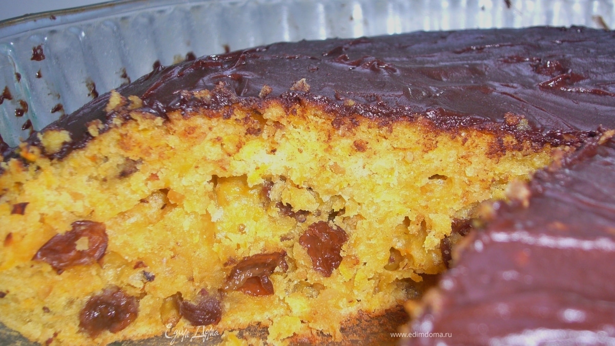 Морковный пирог с изюмом и шоколадом