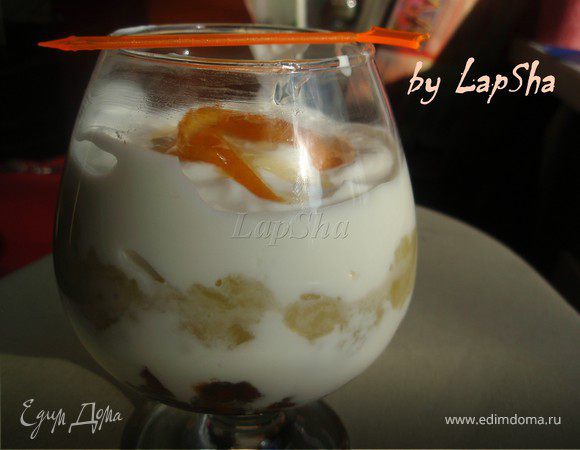 Йогурт с фламбе из фиников и яблоками в карамели