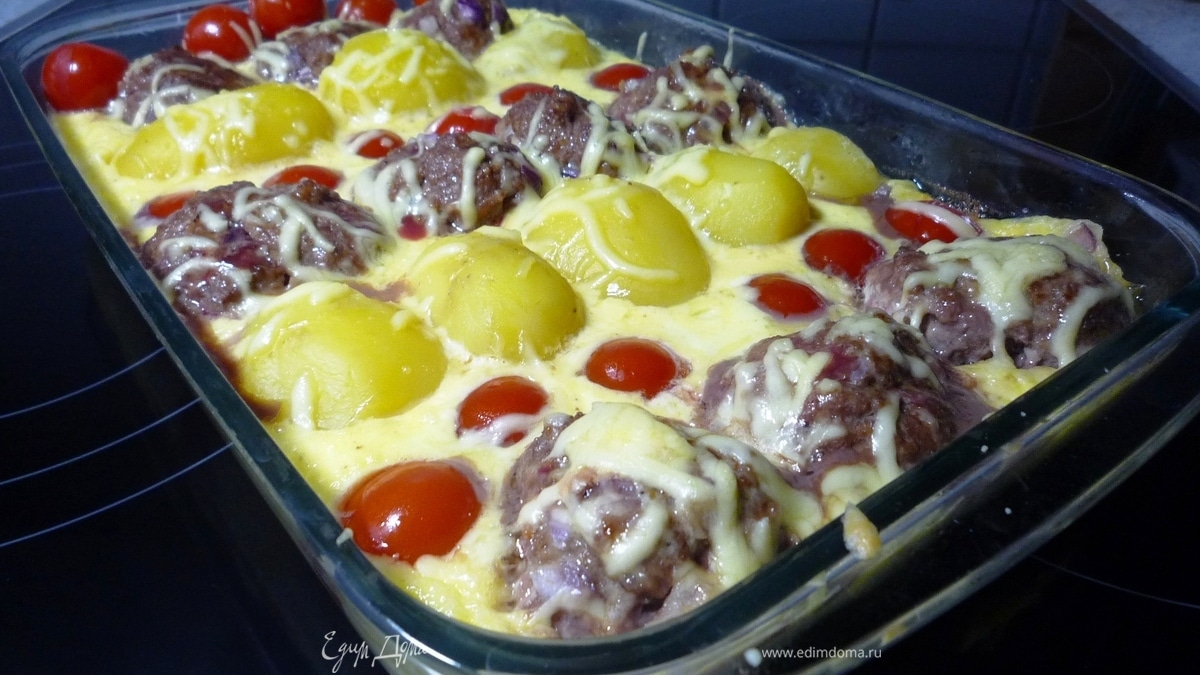 Картофельная запеканка с тефтелями и томатами черри