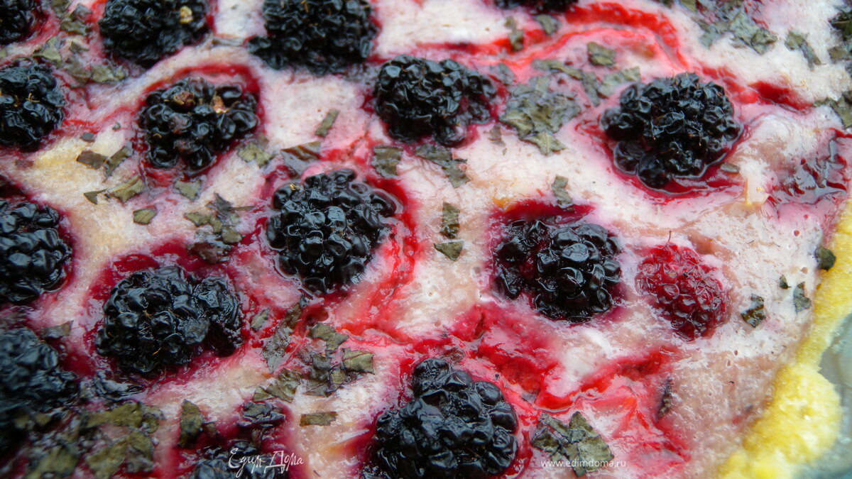 Тарт с клубникой с розмарином и ежевикой с базиликом "Двойное удовольствие"