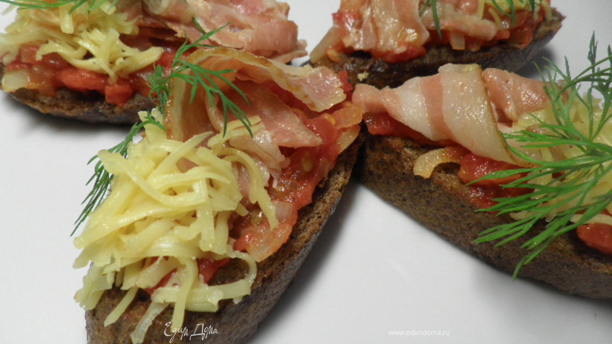 Помидоры с беконом на чесночном хлебе
