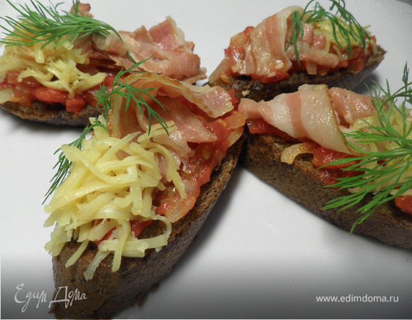 Помидоры с беконом на чесночном хлебе Помидоры с беконом на чесночном хлебе