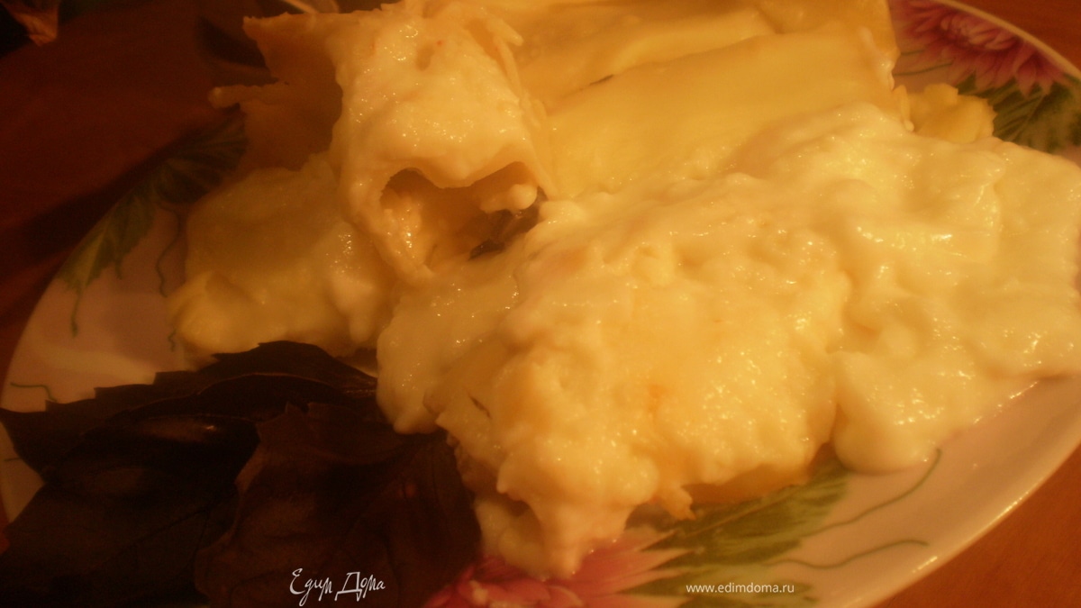 Каннелони с курицей и грибами под соусом бешамель