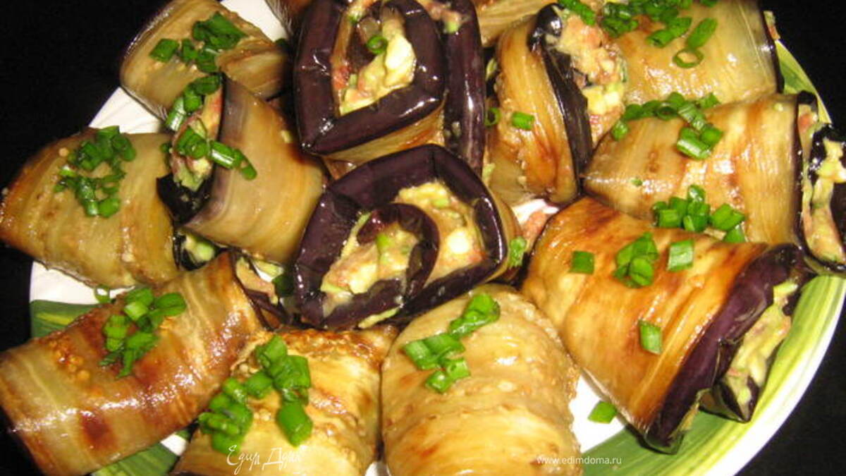 Рулетики из баклажан с начинкой из авокадо.