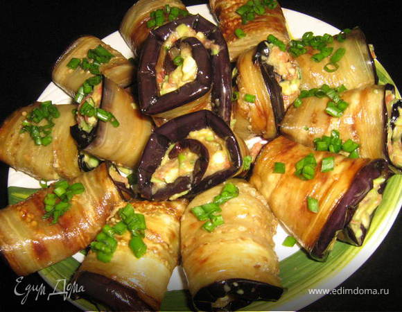 Рулетики из баклажан с начинкой из авокадо.