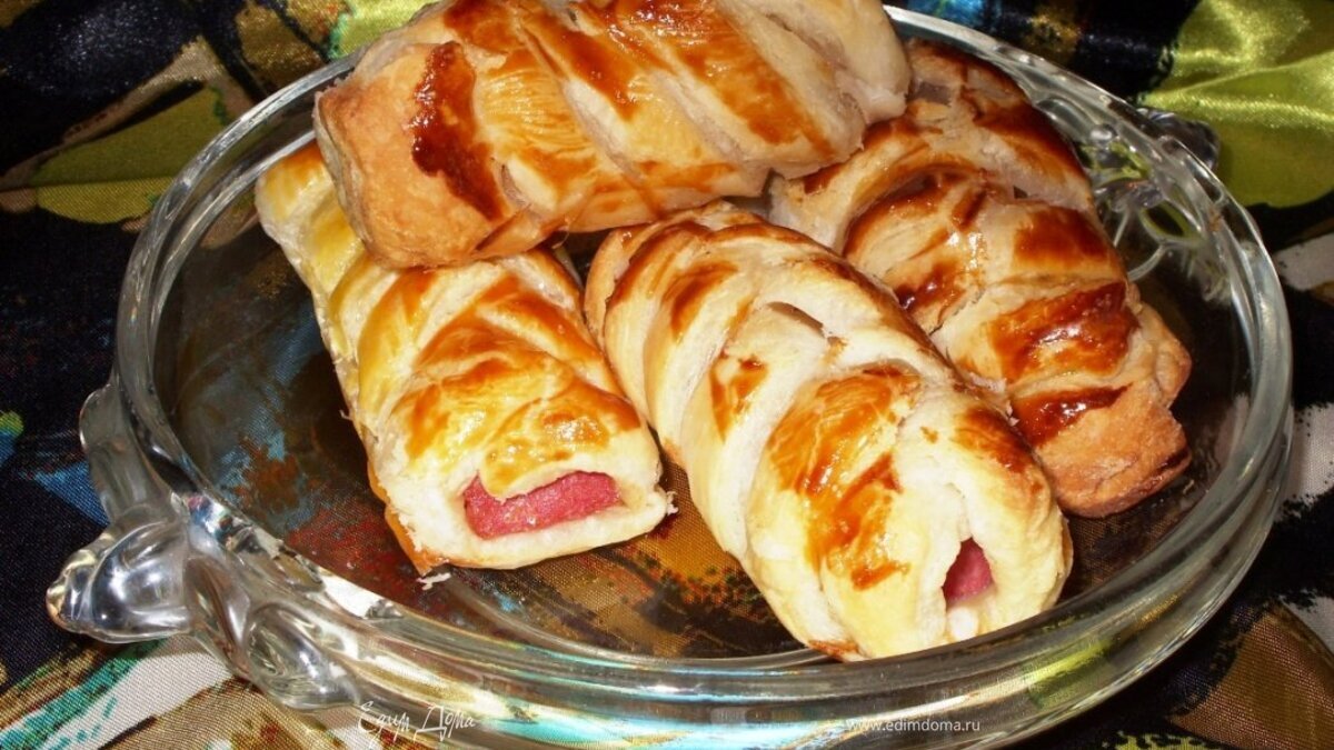 Слойки с колбасой