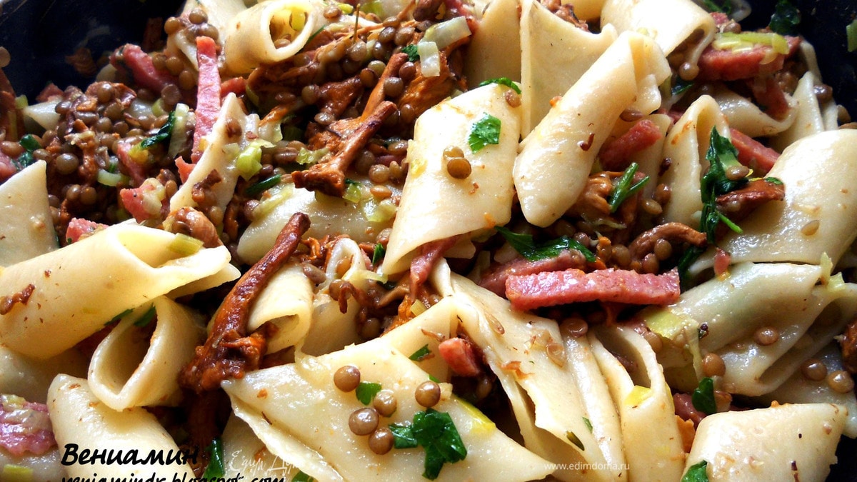 Паста с лисичками, чечевицей и салями
