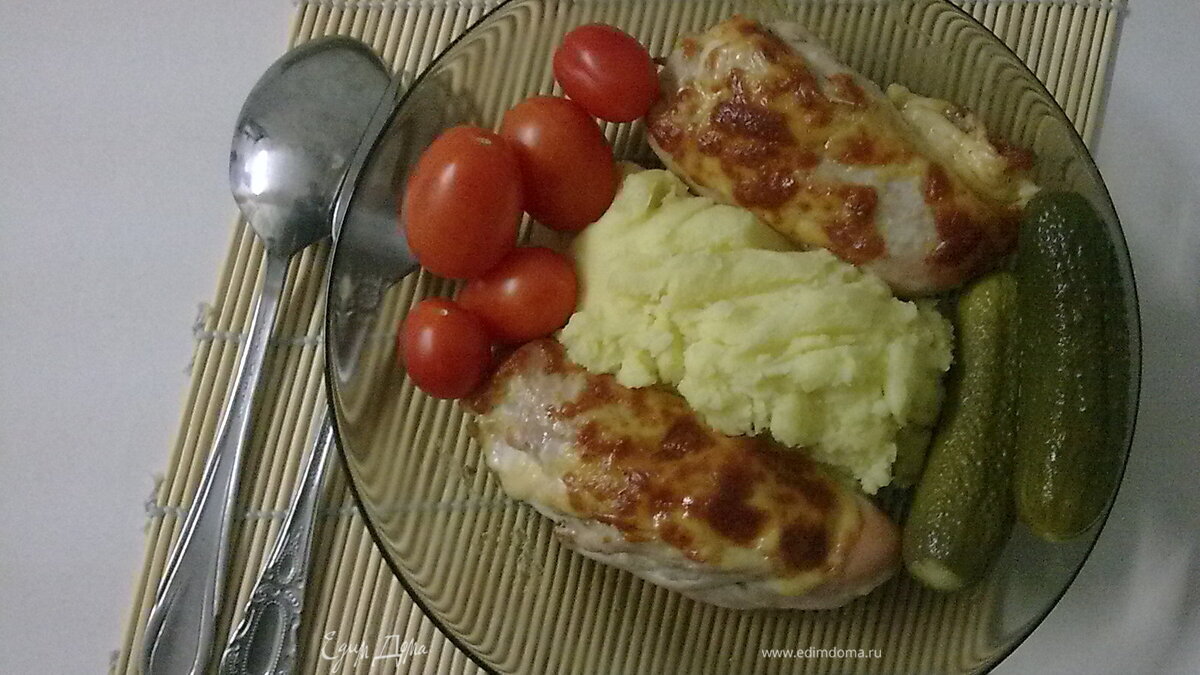 Куриные рулетики с колбасой и сыром