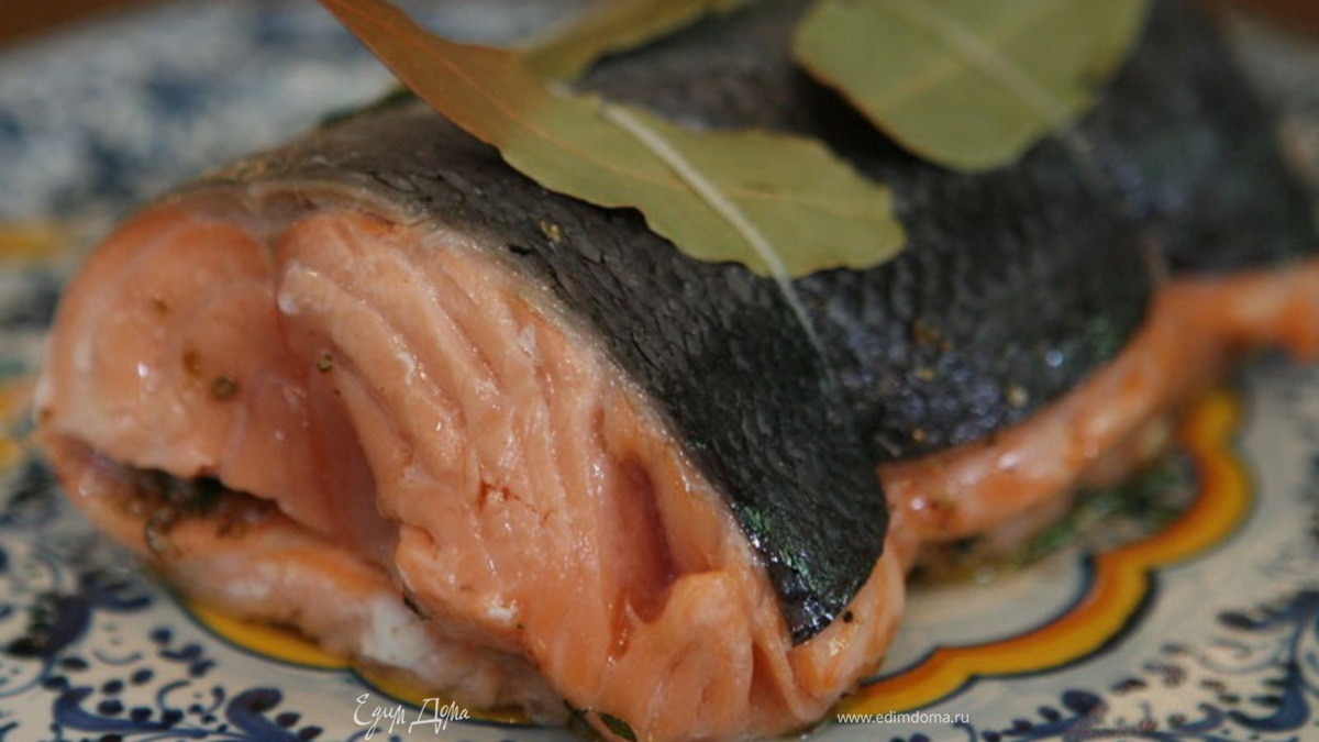 Запеченная семга с чесноком, тимьяном и кориандром