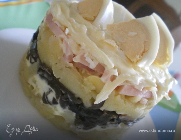 Слоёный салат с морской капустой.