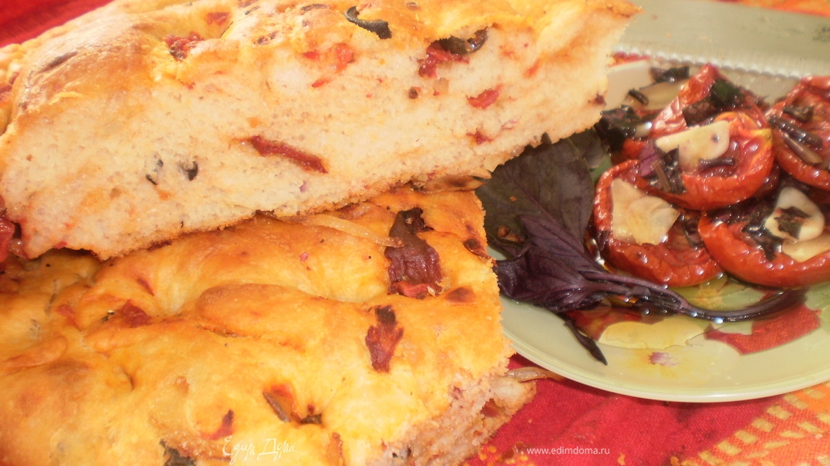 Фокачча с вялеными помидорами и луком