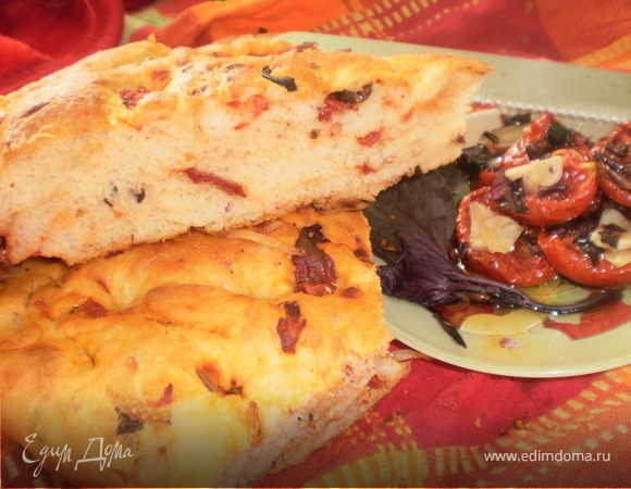 Фокачча с вялеными помидорами и луком