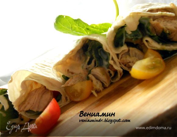 Роллы с куриным филе, помидорами и шпинатом