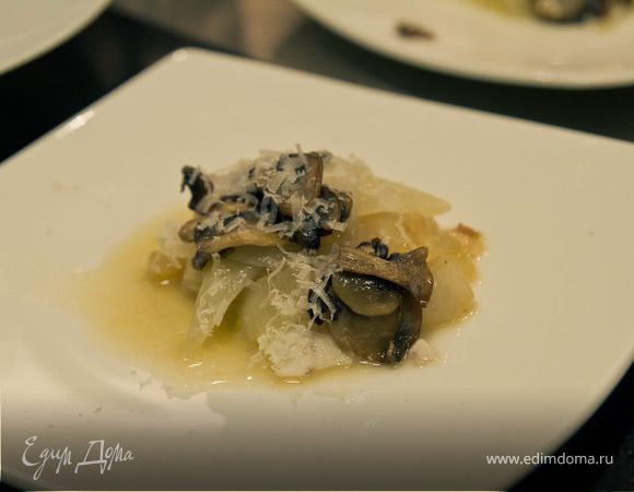 Сырые острые устрицы с хрустящим редисом и супом пюре из белой свеклы