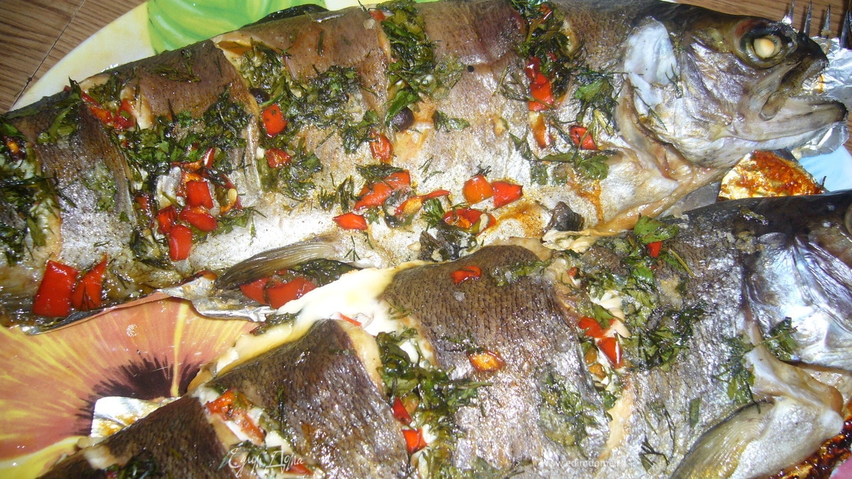 Радужная форель фаршированная зеленью и болгарским перцем