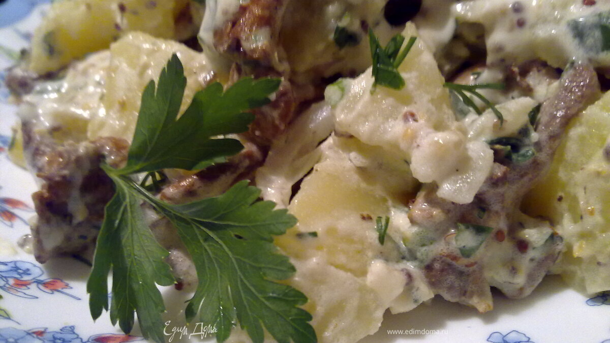 Теплый картофельный салат с лисичками и сметанным соусом.