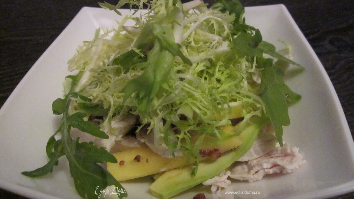 Салат из манго и авокадо с курицей