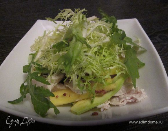 Салат из манго и авокадо с курицей