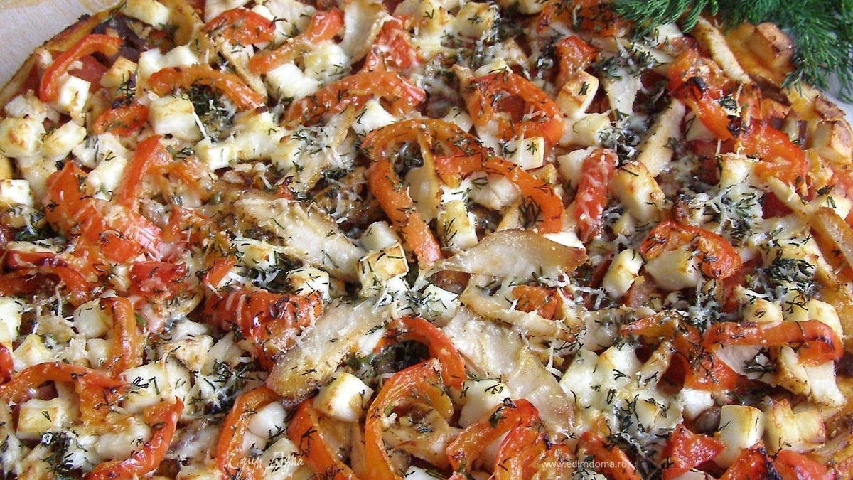 Пицца с курицей, грибами и адыгейским сыром