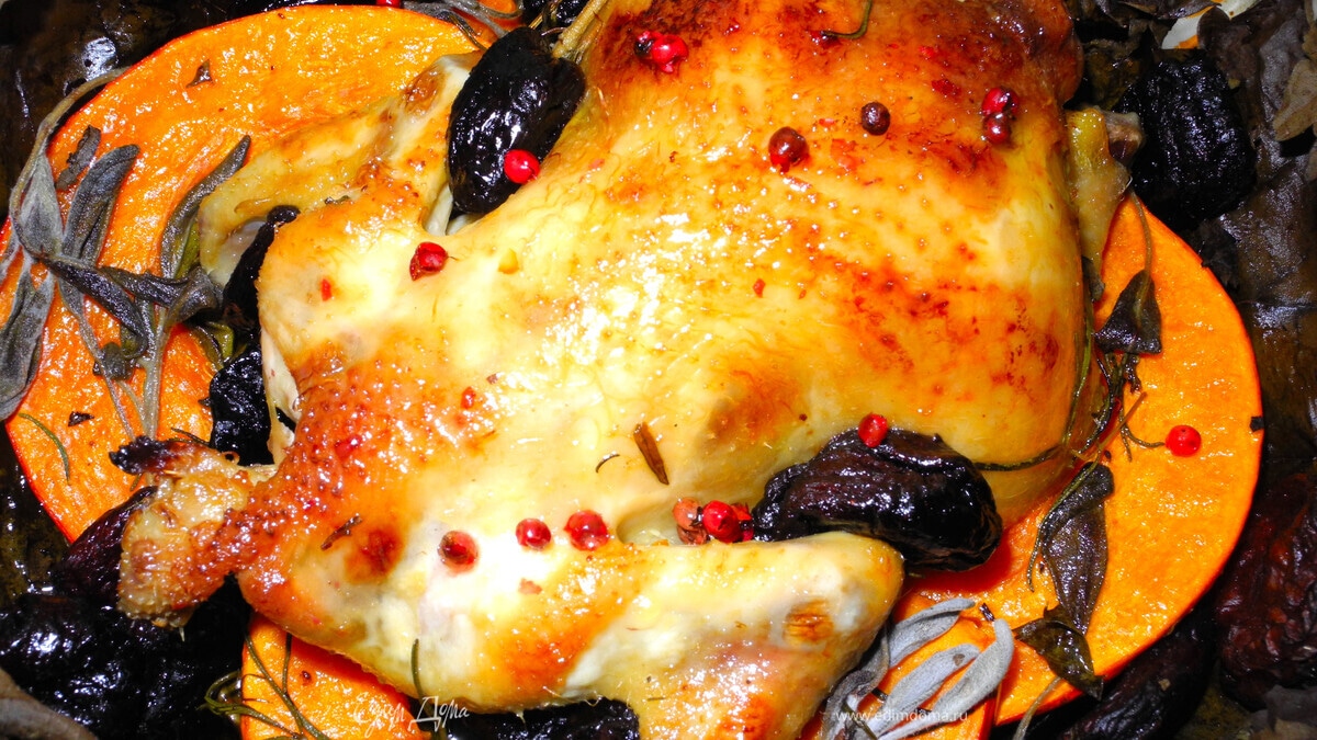 Осенний солнечный цыпленок с тыквой