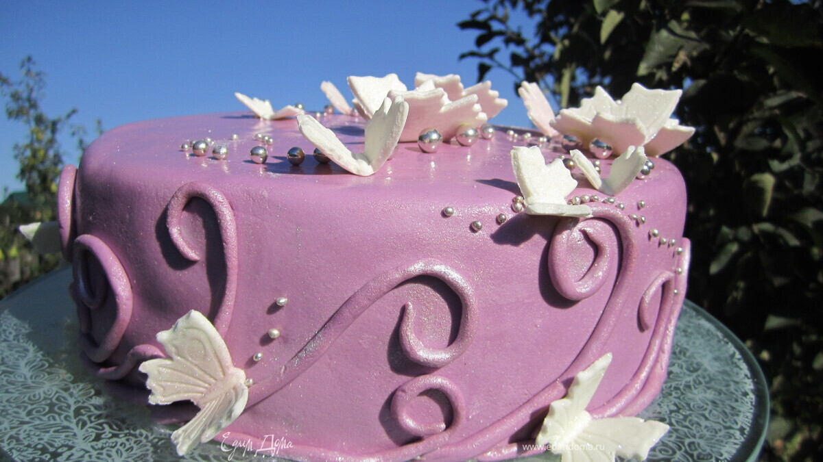 Торт "Бабочки на сиреневом"