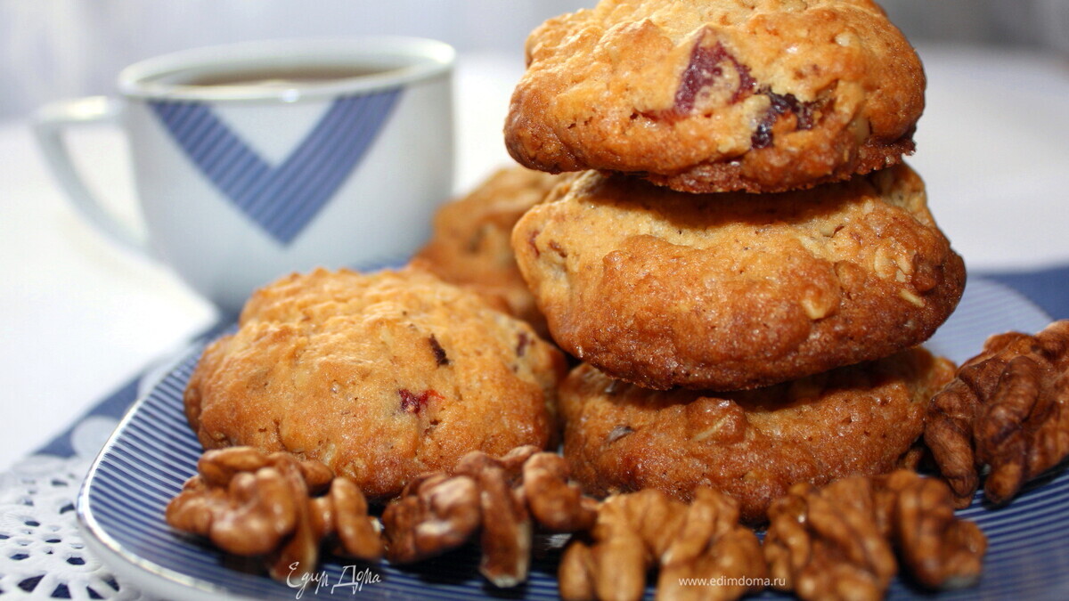 Овсяное печенье с вяленой клубникой и грецкими орехами