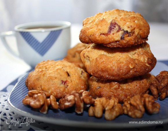 Овсяное печенье с вяленой клубникой и грецкими орехами