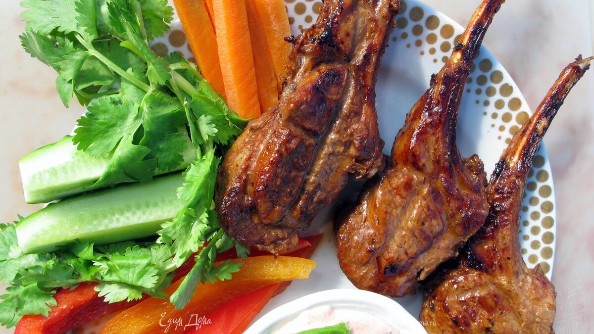 Корейка ягненка на решетке