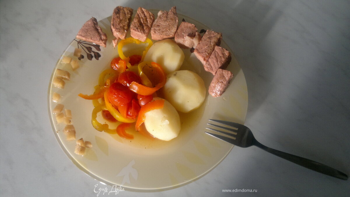 Розовая свинина с сумахом + отварной картофели и тушеные овощи