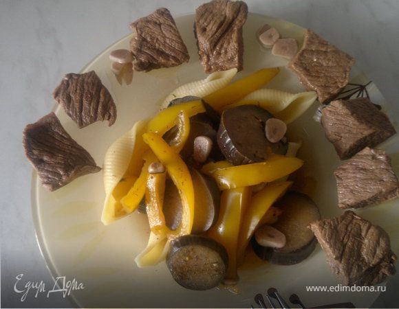 Говядина гарам массала + макароны с баклажаном и перцем