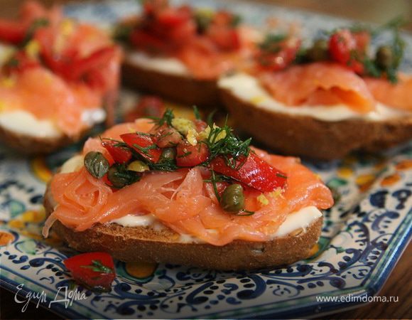 Булочки с семгой и соусом из каперсов
