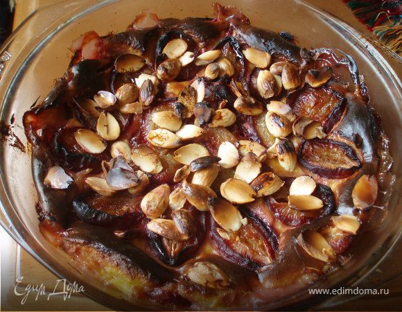 Легкий французский пирог с синими сливами