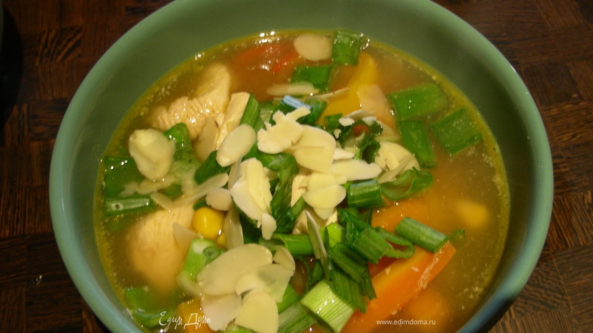 Куриный суп с перцем и миндалём