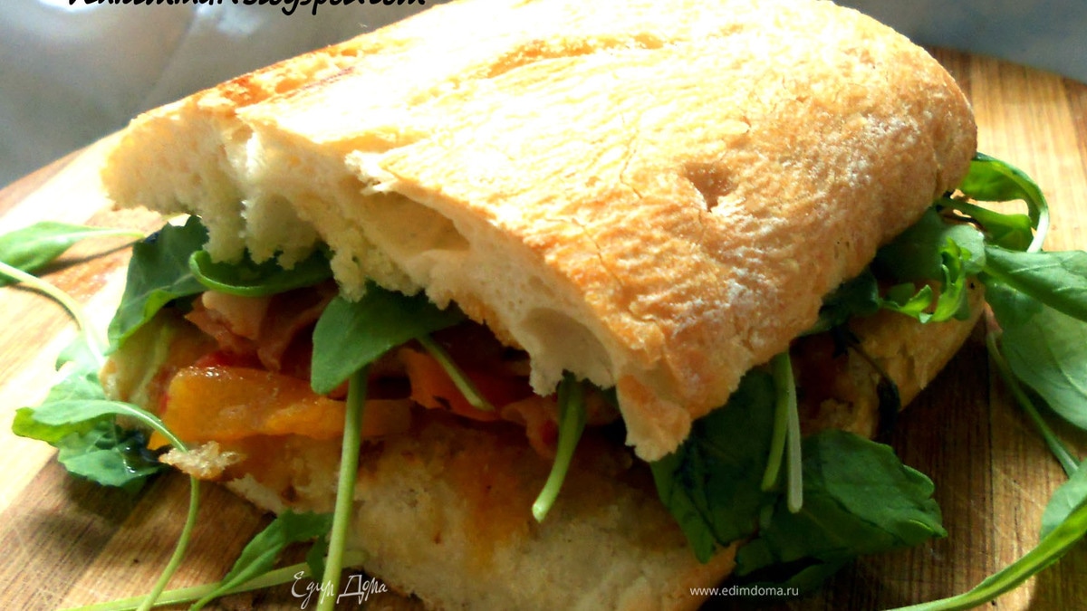 Сэндвич с печеными овощами, руколой и беконом