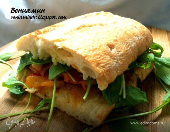Сэндвич с печеными овощами, руколой и беконом