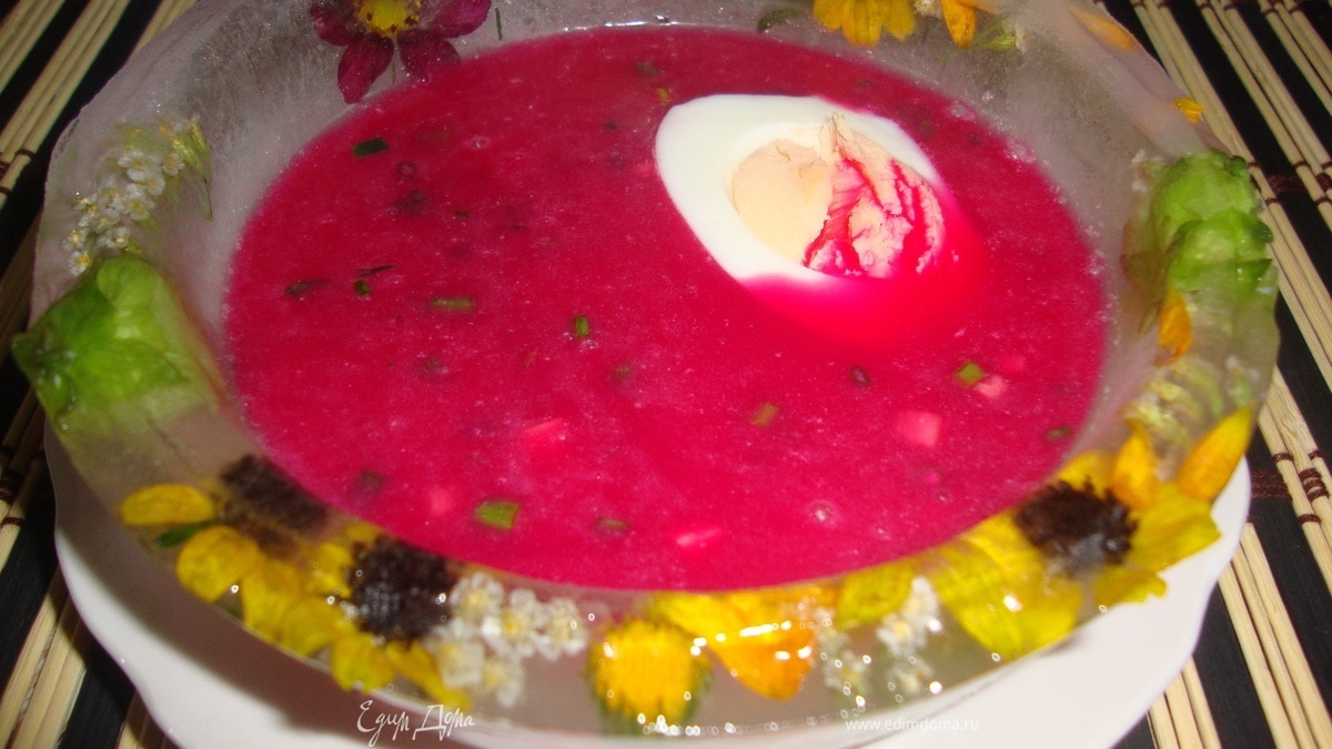 Холодный свекольник в ледяной тарелке