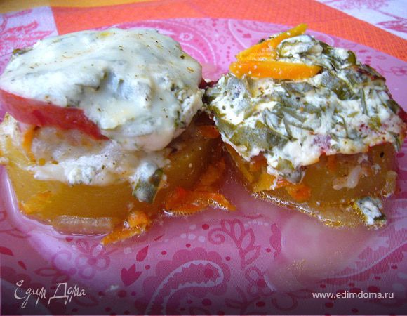 Фаршированные курицей кабачки под овощной шубкой