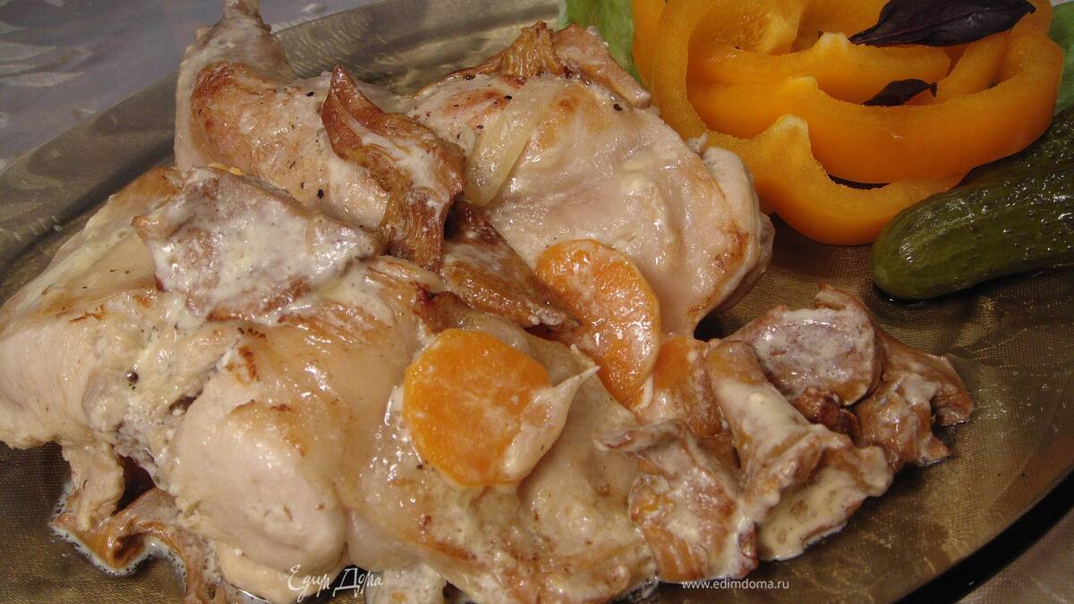 Кролик в сметанной подливе с лисичками