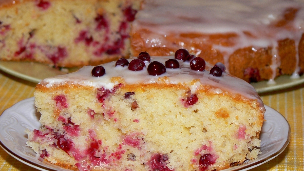 Кекс лимонно-кукурузный с брусникой