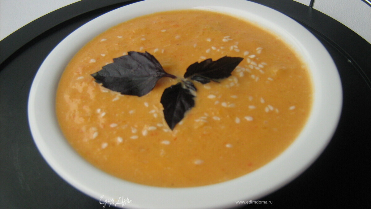 Суп из запечённой тыквы с грушами, сладким перцем и имбирём